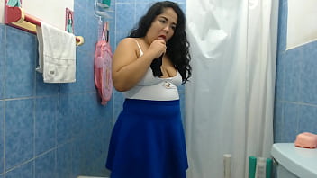 El mejor video de dos hermanastra meando una a la otra y siendo ambas orinadas por el marido terminando tomando una ducha lesbica juntas despues del trio