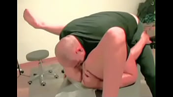 Pleasure tantra se pone tan cachondo mientras hace un masaje que le acaba comiendo el coño y metiéndole los dedos