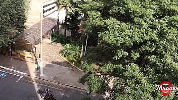 Novinha otaku fazendo um belo boquete babado na sacada do meu apartamento