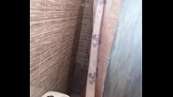 Mi hermanastro me mira mientras me baño no aguanto y le pido que me meta la verga