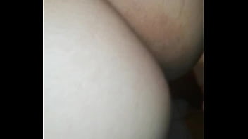 Mi hermanastro me mira mientras me baño no aguanto y le pido que me meta la verga