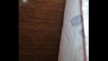 Mi hermanastro me mira mientras me baño no aguanto y le pido que me meta la verga