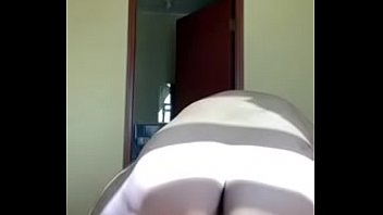 Me monto a mi novia y le doy palmadas hasta dejarle el trasero rojo