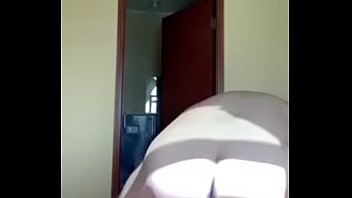 Me monto a mi novia y le doy palmadas hasta dejarle el trasero rojo