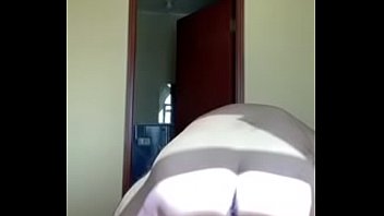 Me monto a mi novia y le doy palmadas hasta dejarle el trasero rojo