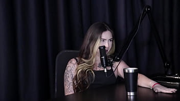 O homem não conseguia ficar de pau duro com duas mulheres e tem paciência zero charllottye watch sheer red