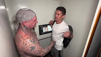 Grande Punho E Sem Sela Nas Cabines Cinemão Gay Do Centro Da Cidade Full Red thumbnail