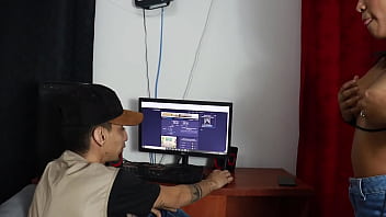 Hermosa colombiana se folla a tecnico de servicio por mostarle las tetas