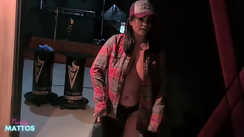 As safadas ficam peladinhas no clube de swing