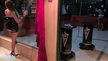 As safadas ficam peladinhas no clube de swing