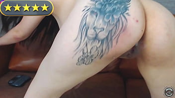 Me follo mi vecino nerd mientras mi esposo trabaja