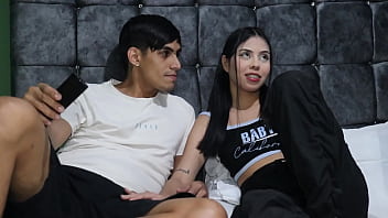 1 veo peliculas con mi mejor amiga y ella quiere tocarme mi pene y yo le digo que no pero ella insiste