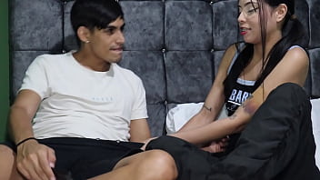 1 veo peliculas con mi mejor amiga y ella quiere tocarme mi pene y yo le digo que no pero ella insiste