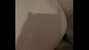 Hermosa entrenadora de gimnasio es follada por su cliente