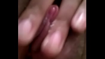 Novinha exibindo a buceta toda meladinha