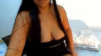 Thick webcam girl shows her tits