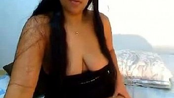 Thick webcam girl shows her tits