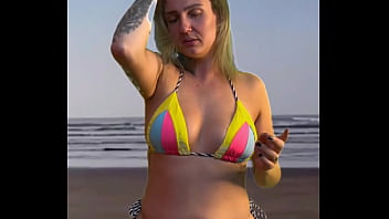 Deixei o garçom da barraca da praia de pau duro e pedir pra pegar e sentir o volume