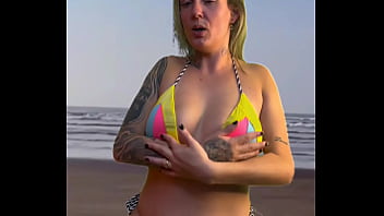 Deixei o garçom da barraca da praia de pau duro e pedir pra pegar e sentir o volume