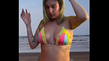 Deixei o garçom da barraca da praia de pau duro e pedir pra pegar e sentir o volume