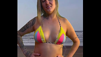 Deixei o garçom da barraca da praia de pau duro e pedir pra pegar e sentir o volume