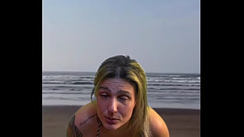 Deixei o garçom da barraca da praia de pau duro e pedir pra pegar e sentir o volume