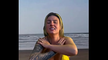 Deixei o garçom da barraca da praia de pau duro e pedir pra pegar e sentir o volume