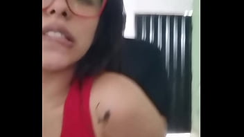 Mi Esposa Llamándome Y Yo Estoy Aquí Ocupado Con Su Hermana En La Habitación thumbnail