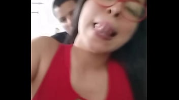 Mi Esposa Llamándome Y Yo Estoy Aquí Ocupado Con Su Hermana En La Habitación thumbnail