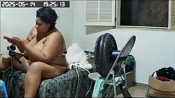 Camera escondida com madrasta bucetuda se exibindo Camera escondida com madrasta bucetuda se exibindo