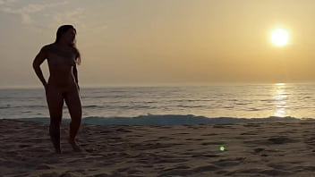 Damiana brasileira safada pela europa ensaio pelada na praia e boquete na canoa de portugal ep2