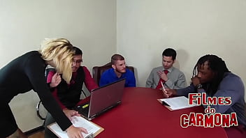 Empresa comemora os lucros do ano com orgia entre os funcionários