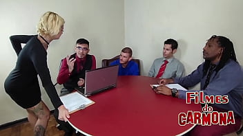 Empresa comemora os lucros do ano com orgia entre os funcionários