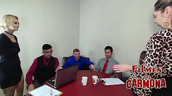 Empresa comemora os lucros do ano com orgia entre os funcionários