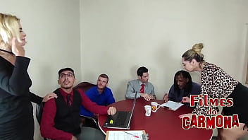 Empresa Comemora Os Lucros Do Ano Com Orgia Entre Os Funcionários thumbnail