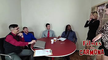 Empresa comemora os lucros do ano com orgia entre os funcionários