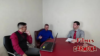 Empresa comemora os lucros do ano com orgia entre os funcionários