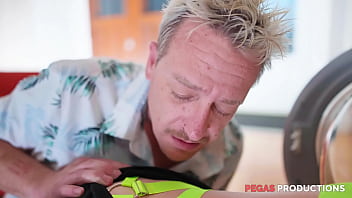 Pegas productions luna temptress se fait défoncer le cul par le gros jon