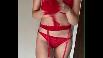 Ensemble rouge avec sa robe en résille