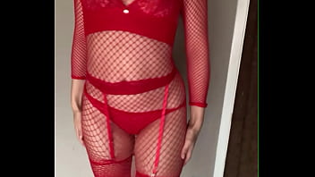 Ensemble rouge avec sa robe en résille