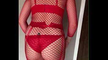 Ensemble rouge avec sa robe en résille