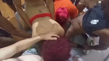 Primeira vez em uma festa liberal mulher realiza seus desejos mais obscuros