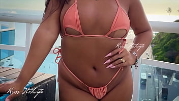 Puta casada toda exibidinha na piscininha da cobertura