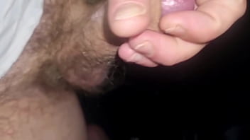 Sborrata in pubblico sega in auto con un cazzo enorme e gemiti intensi guarda come godo mentre vengo spiato dalle passanti curiose