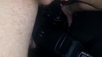 Sborrata in pubblico sega in auto con un cazzo enorme e gemiti intensi guarda come godo mentre vengo spiato dalle passanti curiose