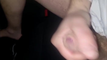 Sborrata in pubblico sega in auto con un cazzo enorme e gemiti intensi guarda come godo mentre vengo spiato dalle passanti curiose