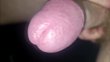 Sborrata in pubblico sega in auto con un cazzo enorme e gemiti intensi guarda come godo mentre vengo spiato dalle passanti curiose