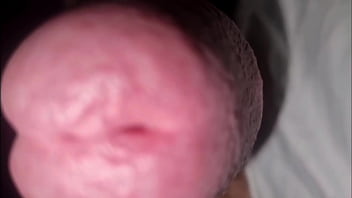 Sborrata in pubblico sega in auto con un cazzo enorme e gemiti intensi guarda come godo mentre vengo spiato dalle passanti curiose