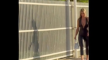 Loira de latex mostra suas curvas perfeitas ao andar na cidade conhecida como jacqueline