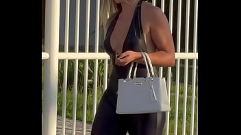 Loira de latex mostra suas curvas perfeitas ao andar na cidade conhecida como jacqueline